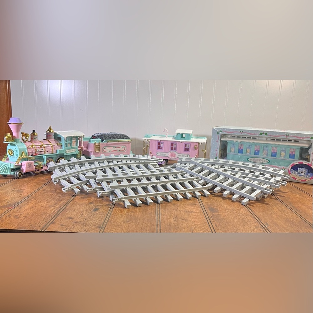 Enesco Precious Moments Sugar Town Express Holiday Train Passenger Car Tracks
